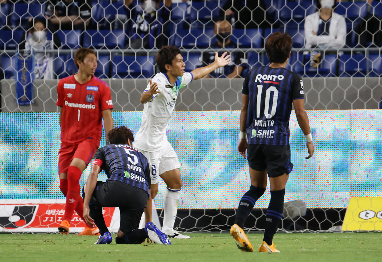 後半30分、前線にパスが通り湘南DF大野和成（8）が先制ゴールを決める（撮影・清水貴仁）