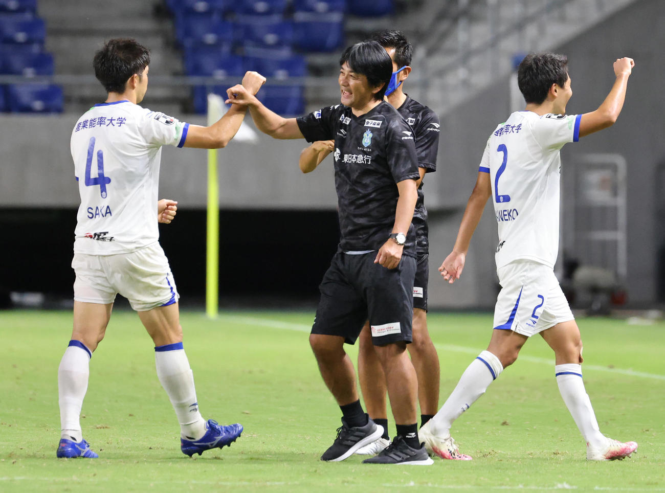 G大阪対湘南　勝利し選手を笑顔で出迎える正名の浮嶋敏監督（撮影・清水貴仁）
