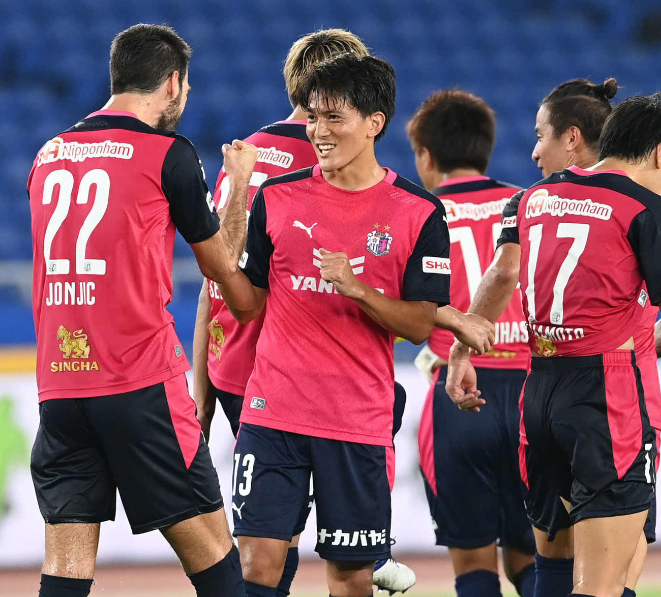 横浜対C大阪　C大阪FW高木（左から2人目）はチームメートと逆転勝ちを喜ぶ（撮影・山崎安昭）