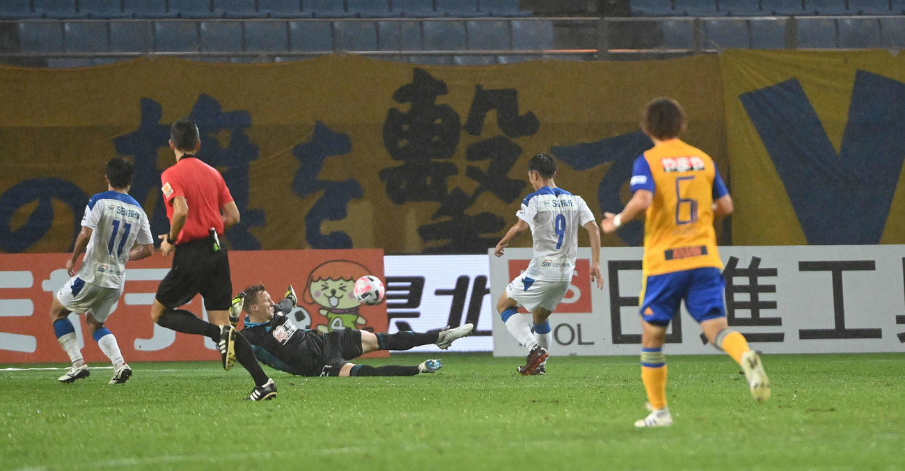 仙台対大分　後半、ゴールを決める大分FW知念（右奥）（撮影・鈴木みどり）