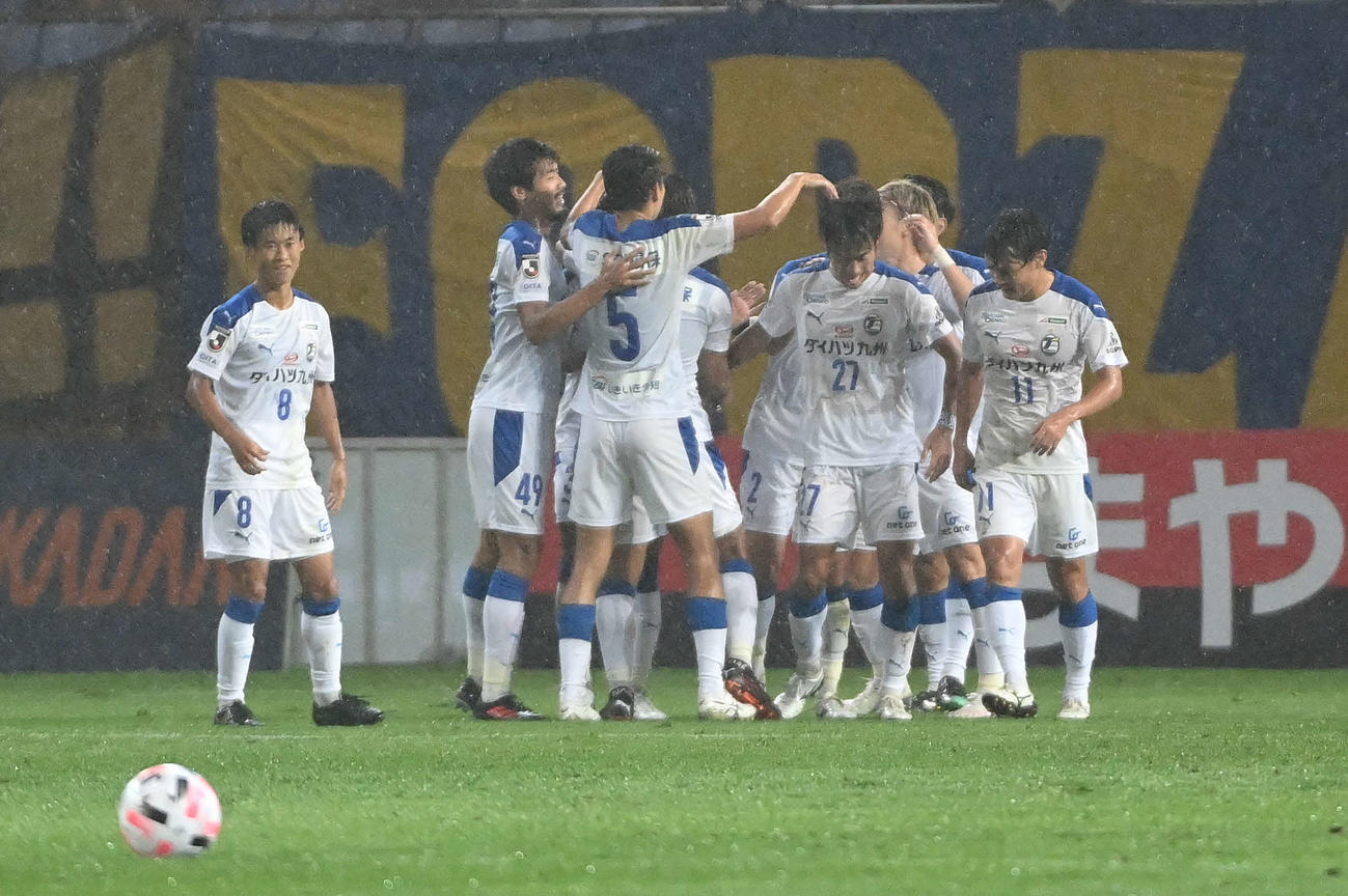 仙台対大分　前半、ゴールを決めた大分FW三平（右から2人目）はイレブンと喜ぶ（撮影・鈴木みどり）
