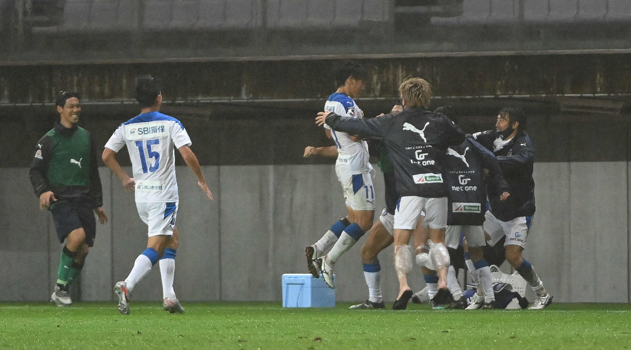 仙台対大分　後半、ゴールを決め喜ぶ大分MF田中達（中央）（撮影・鈴木みどり）