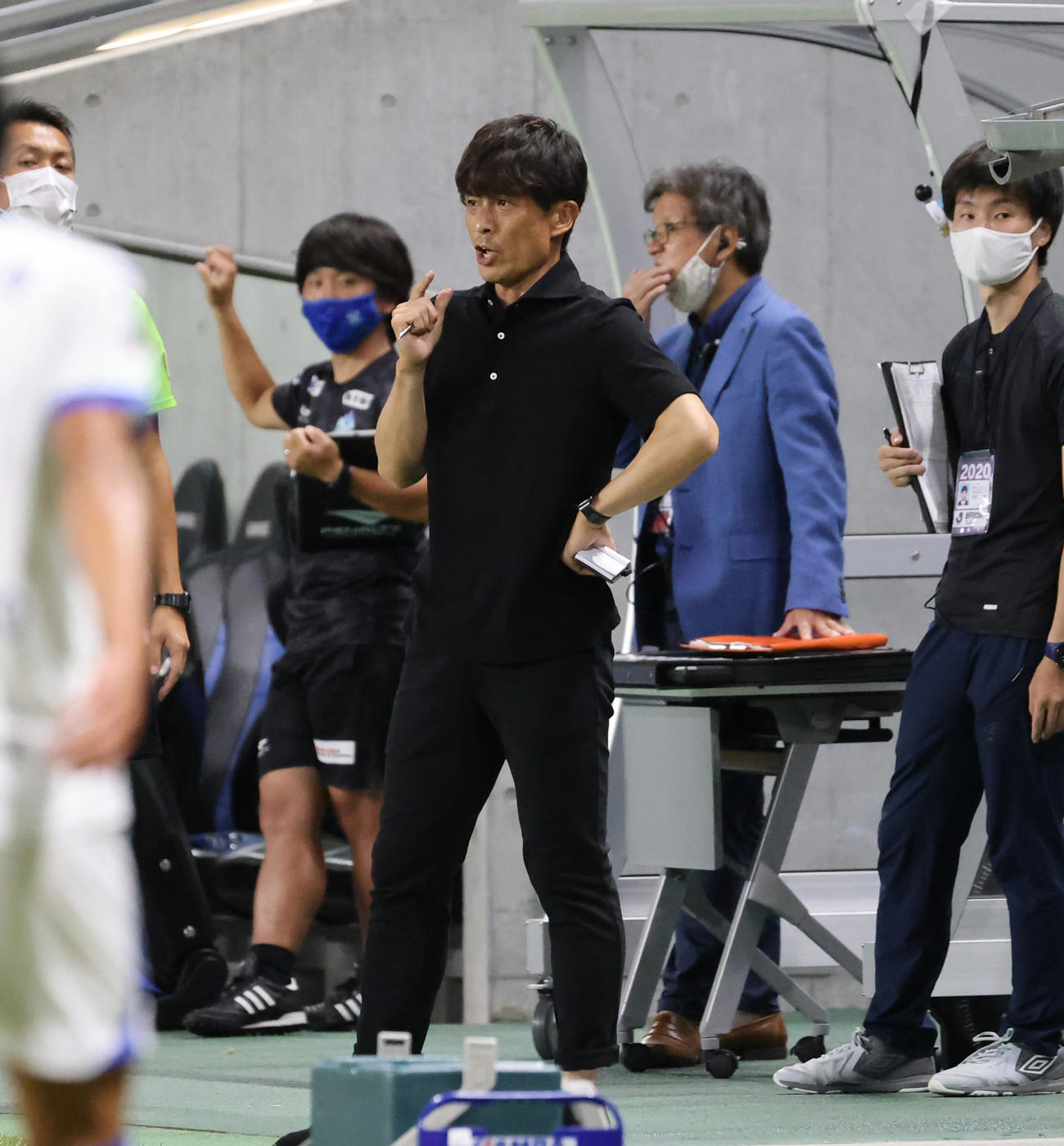 G大阪対湘南　後半、湘南にリードを許す展開に厳しい顔をみせるG大阪の宮本恒靖監督（撮影・清水貴仁）