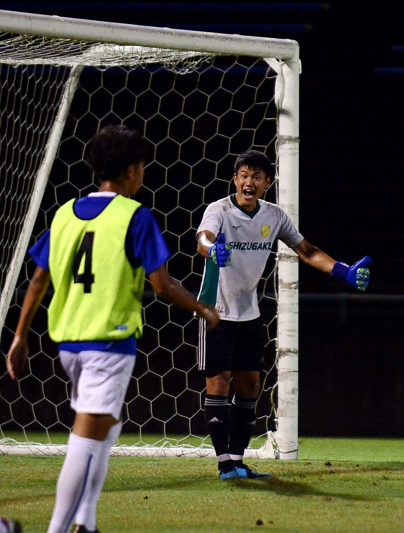 静岡大との練習試合で指示を出す静岡ユースGK野知