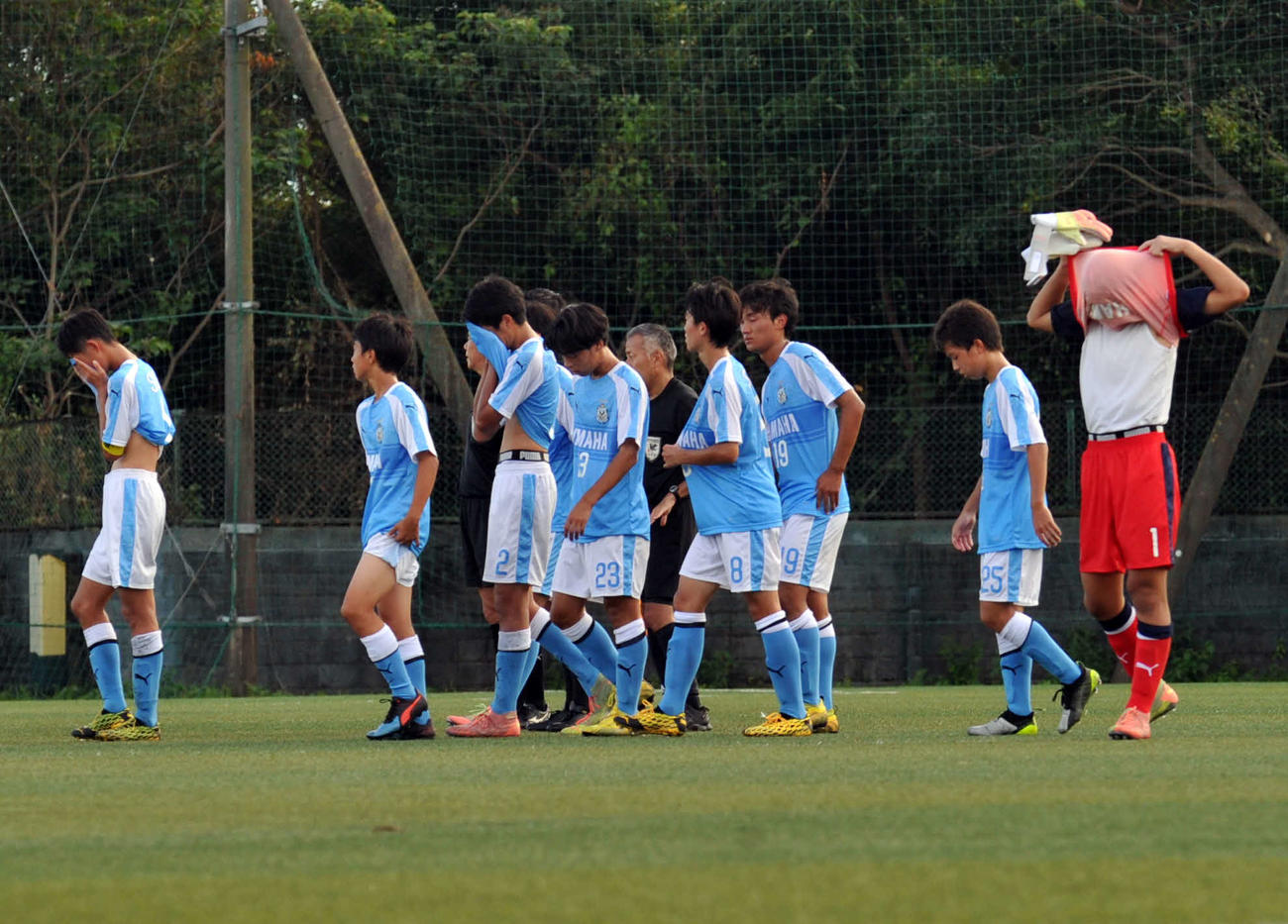 大敗して肩を落とす磐田U－15の選手たち