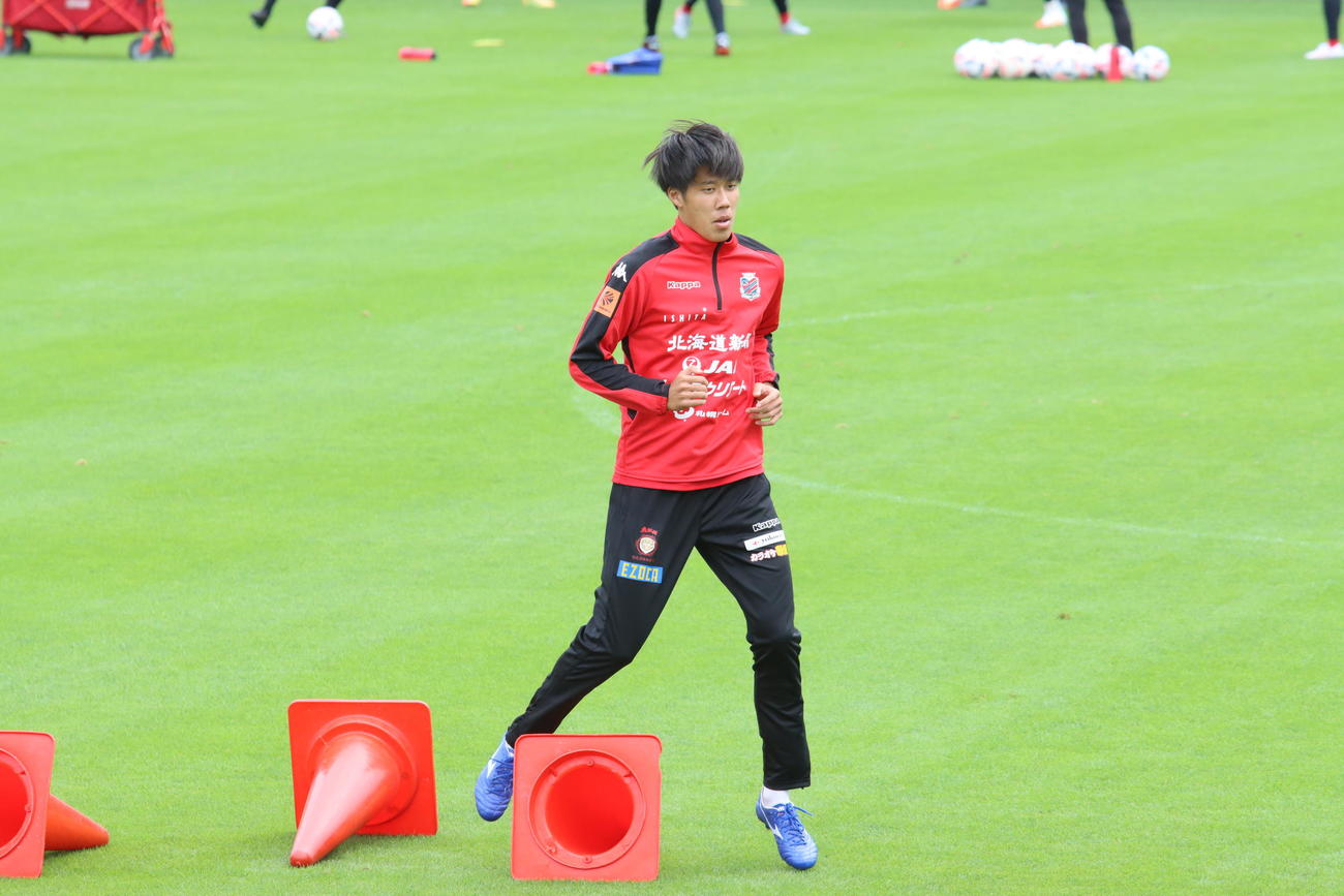 軽いメニューでリカバリーする札幌DF田中（撮影・保坂果那）