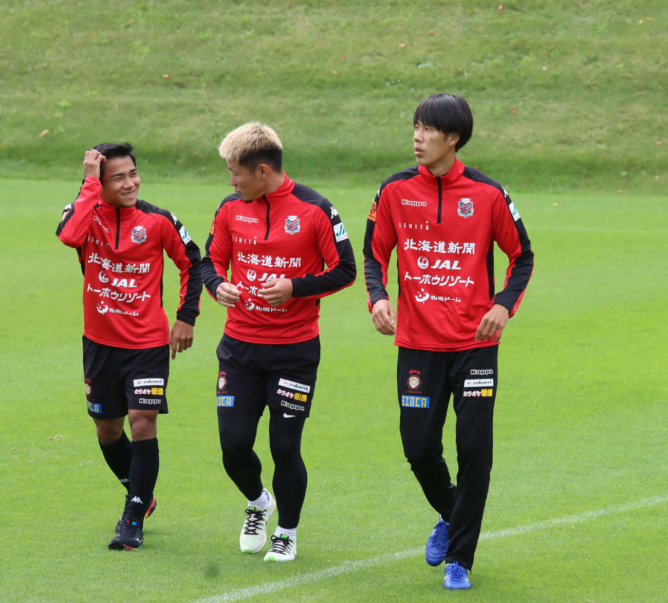 浦和戦翌日、軽いメニューでリカバリーする札幌（左から）MFチャナティップ、FW菅、DF田中（撮影・保坂果那）