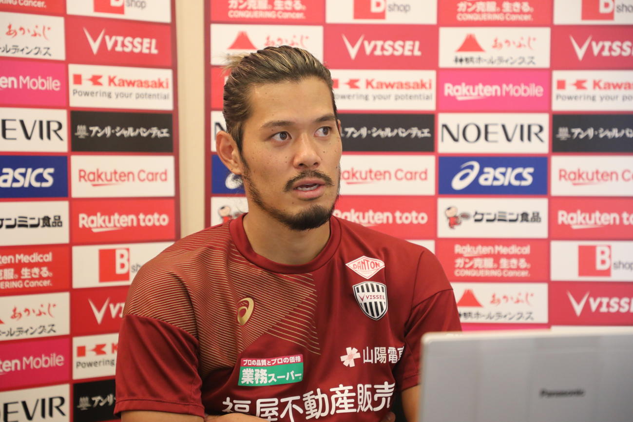 取材に応じる神戸MF山口（C）VISSELKOBE