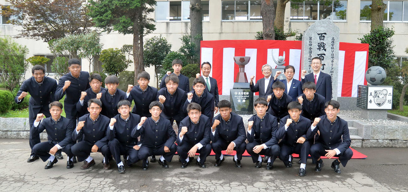 記念碑の前で集合写真に納まる青森山田の選手たち（撮影・佐藤究）　