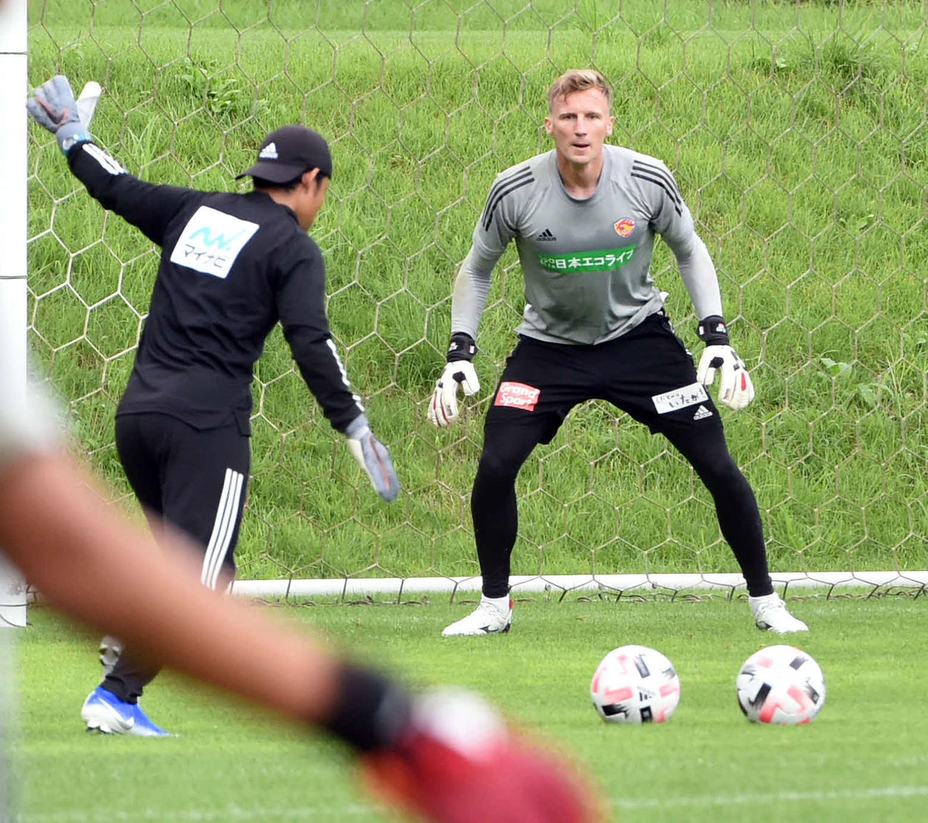 シュートを受ける仙台GKスウォビィク