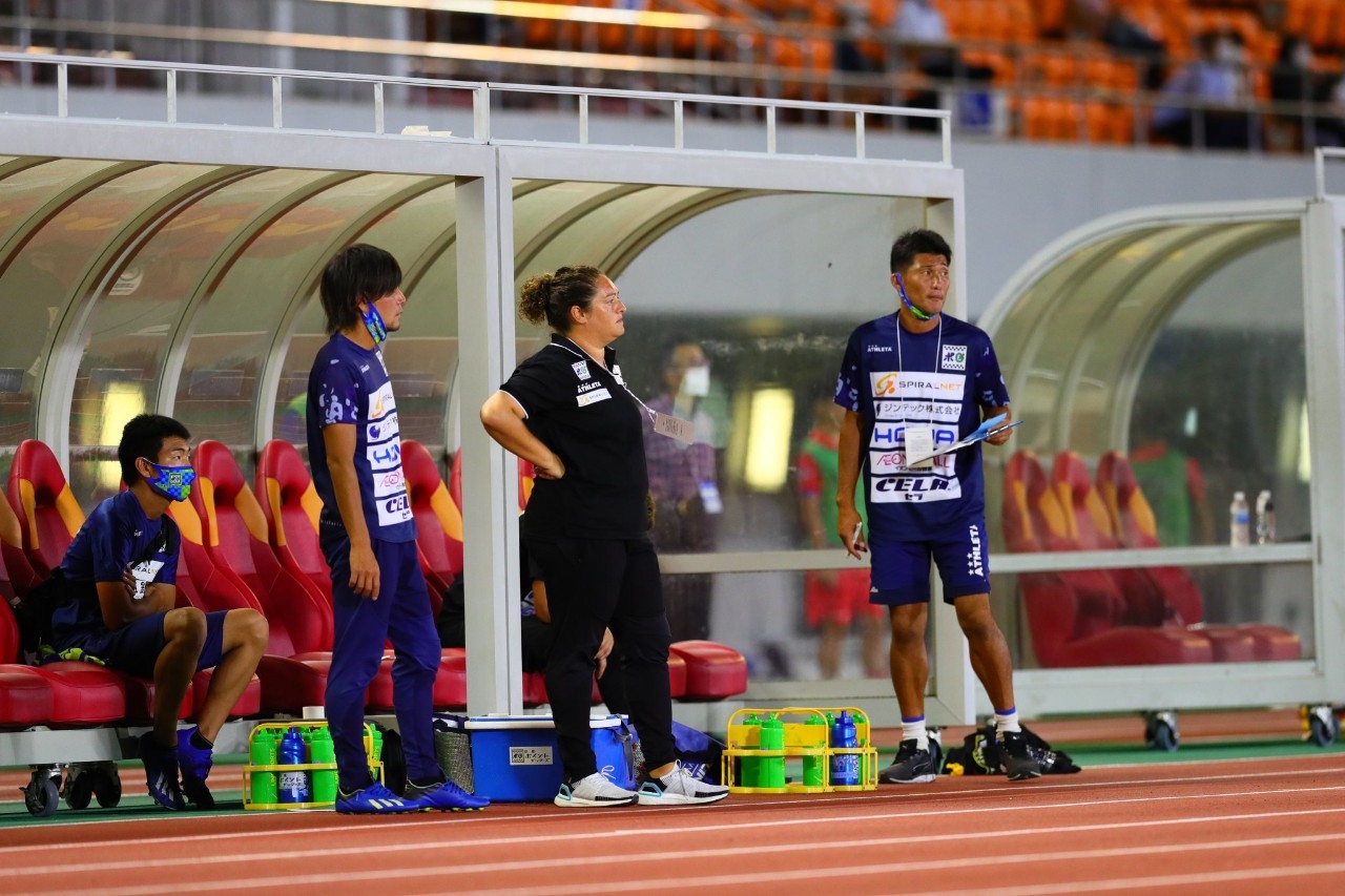 試合を見守るミラグロス・マルティネス監督（中央）（鈴鹿ポイントゲッターズ提供）
