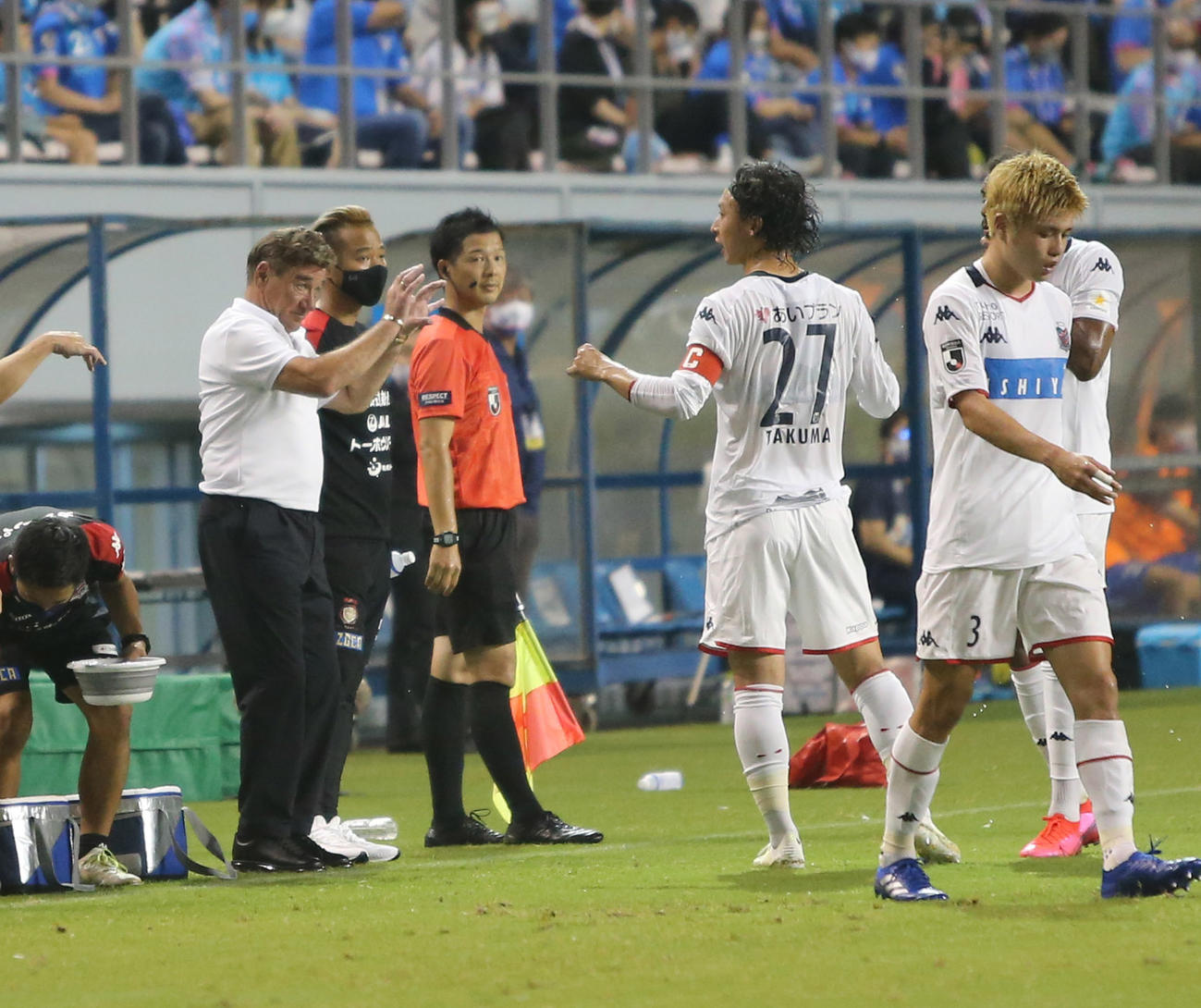 鳥栖対札幌　前半の飲水タイムに指示を出す札幌ぺトロビッチ監督（左）（撮影・菊川光一）