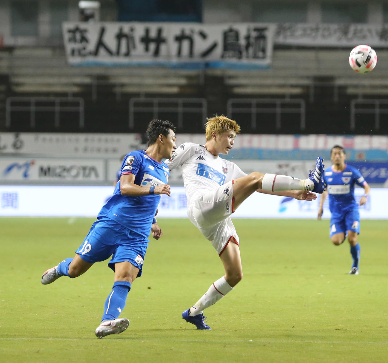 鳥栖対札幌　前半ボールを競る鳥栖FW趙（左）と札幌DF進藤（撮影・菊川光一）