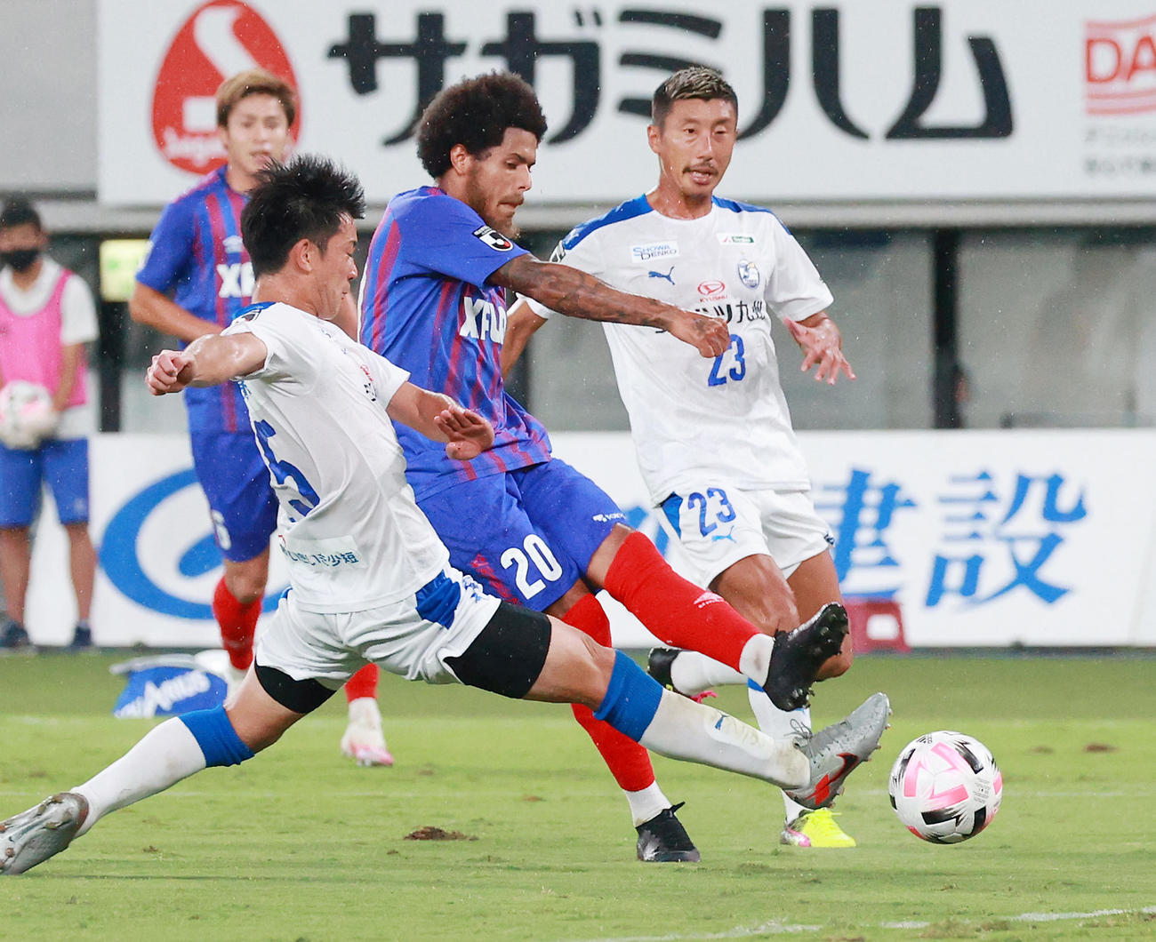 東京対大分　前半、同点ゴールを決める東京FWレアンドロ（中央）（撮影・中島郁夫）