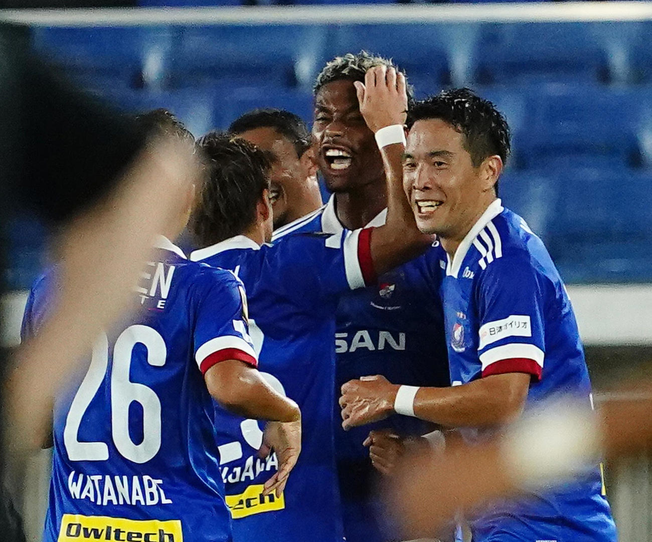 横浜対清水　前半、ゴールを決め、祝福される横浜FWオナイウ阿道（右から2人目）（撮影・菅敏）
