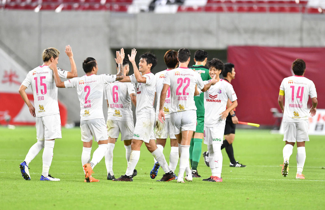 神戸対C大阪　神戸に勝利し、笑顔でハイタッチするC大阪イレブン（撮影・岩下翔太）