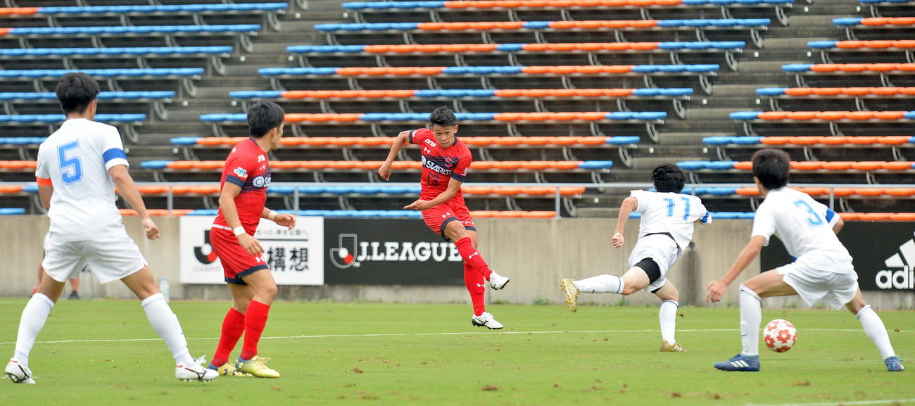 いわきFC対大山サッカークラブ　前半、豪快に先制ゴールを決めるいわきFCのMF松本（中央）（撮影・鎌田直秀）