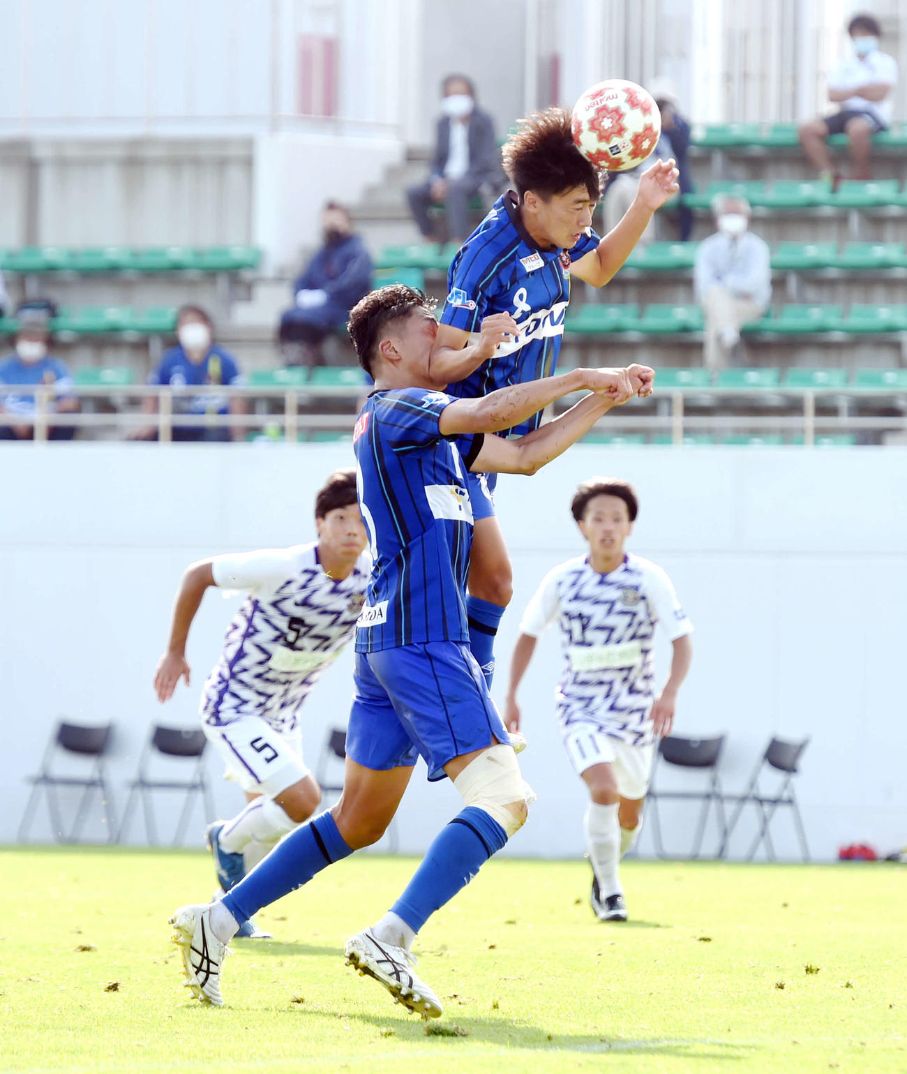 ラインメール青森対札幌大　後半25分、ヘディングで同点ゴールを奪うラインメール青森MF榊原（撮影・相沢孔志）