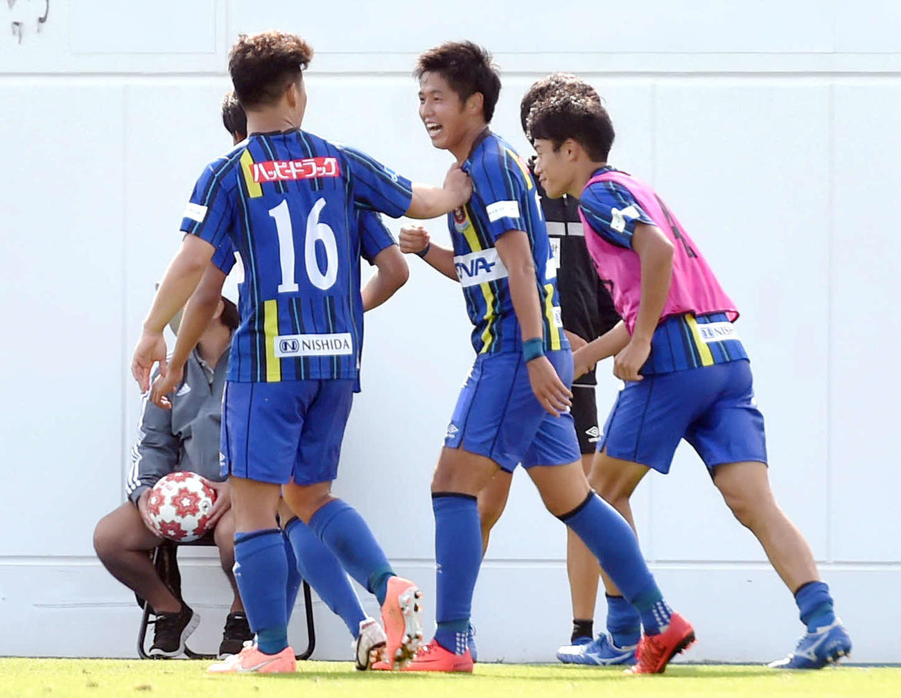 ラインメール青森対札幌大　後半43分、勝ち越しゴールを決め、笑顔を見せるラインメール青森FW浜田（中央）（撮影・相沢孔志）