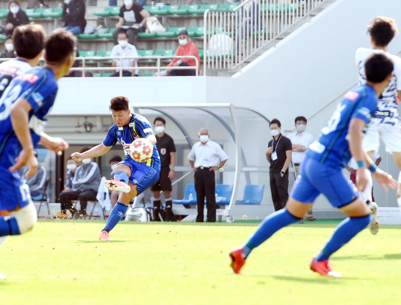 ラインメール青森対札幌大　後半25分、フリーキックを放つラインメール青森FW和田（中央）（撮影・相沢孔志）