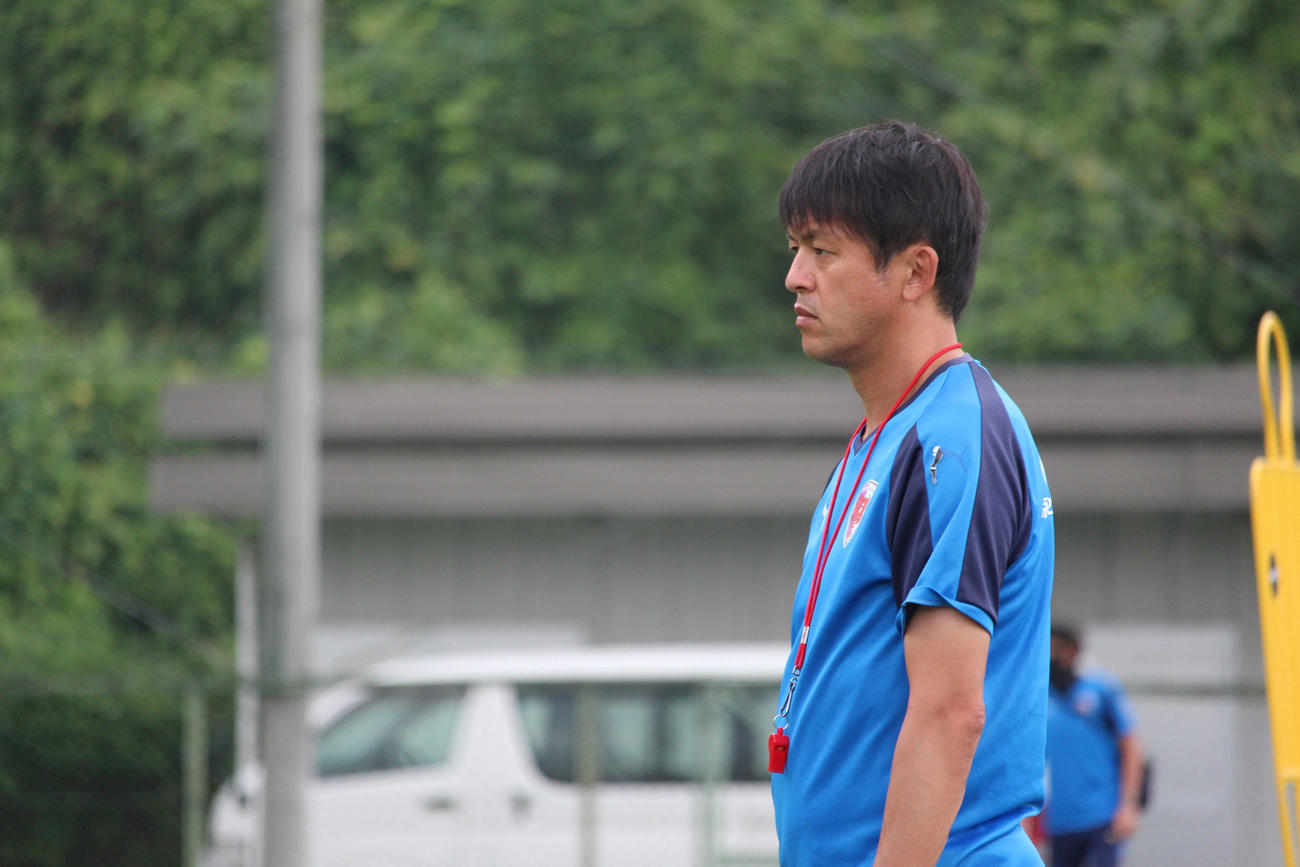 甲府戦に向けた調整を見守る京都実好監督（京都サンガFC提供）