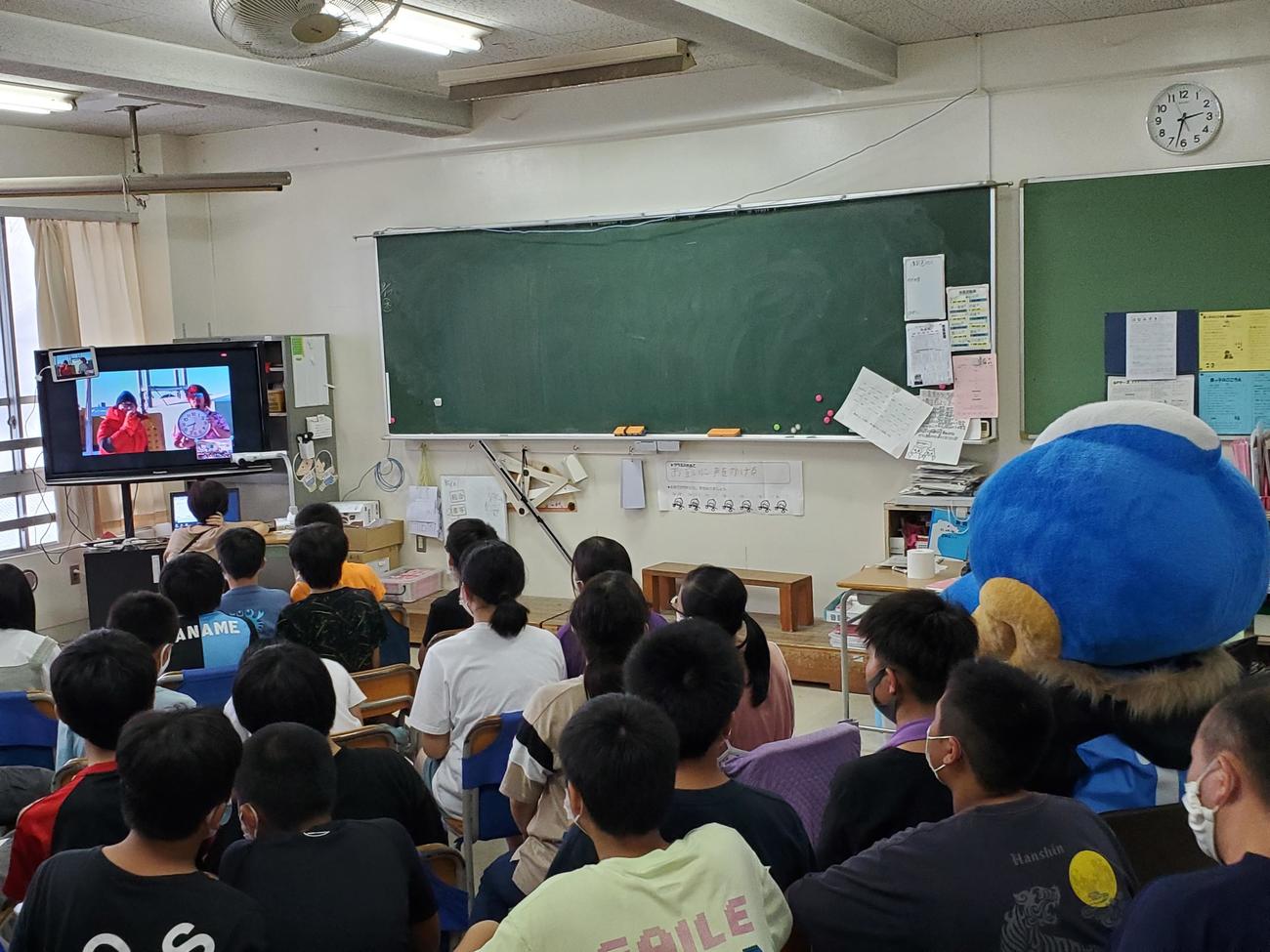 「南極教室」イベントに藤崎小学校の6年1組の生徒と参加する川崎Fのマスコットふろん太（右）