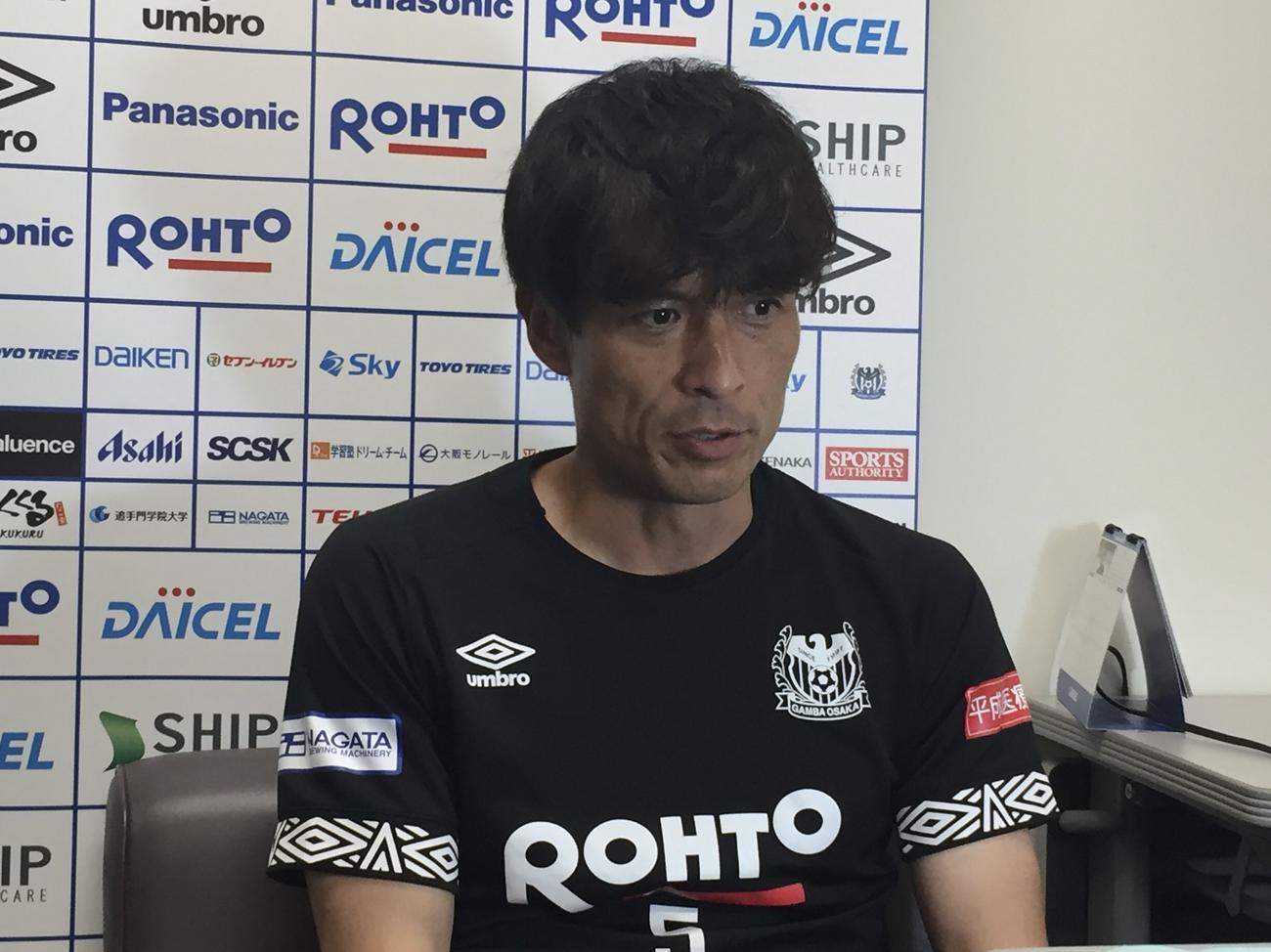 取材対応するG大阪宮本監督（C）GAMBAOSAKA
