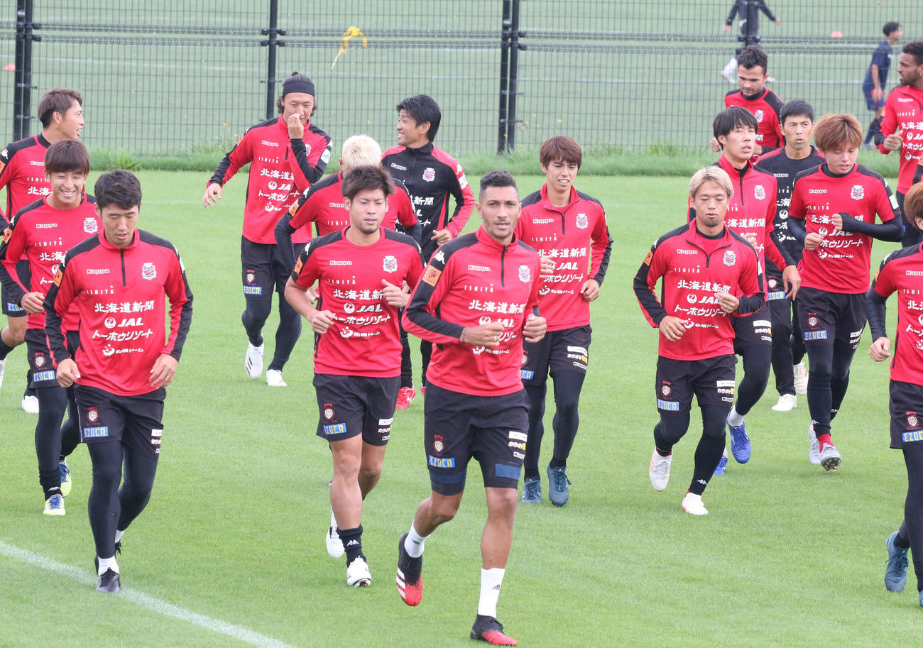練習で汗を流すFWジェイ（手前中央）ら札幌イレブン（撮影・浅水友輝）