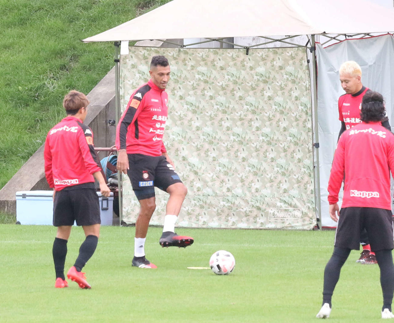 リラックスした表情でボール回しをする札幌FWジェイ（左から2人目）（撮影・浅水友輝）