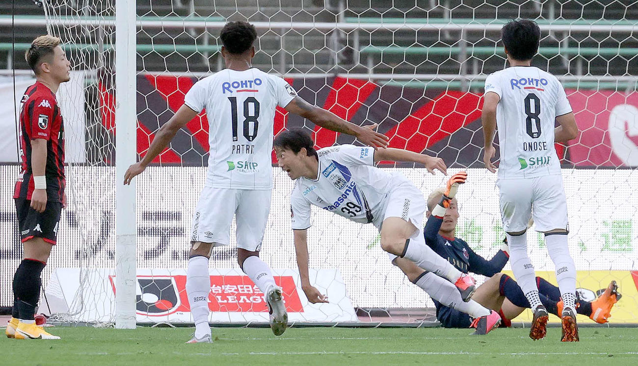札幌対G大阪　後半33分、ゴールを決めるG大阪渡辺（左から3人目）（撮影・佐藤翔太）