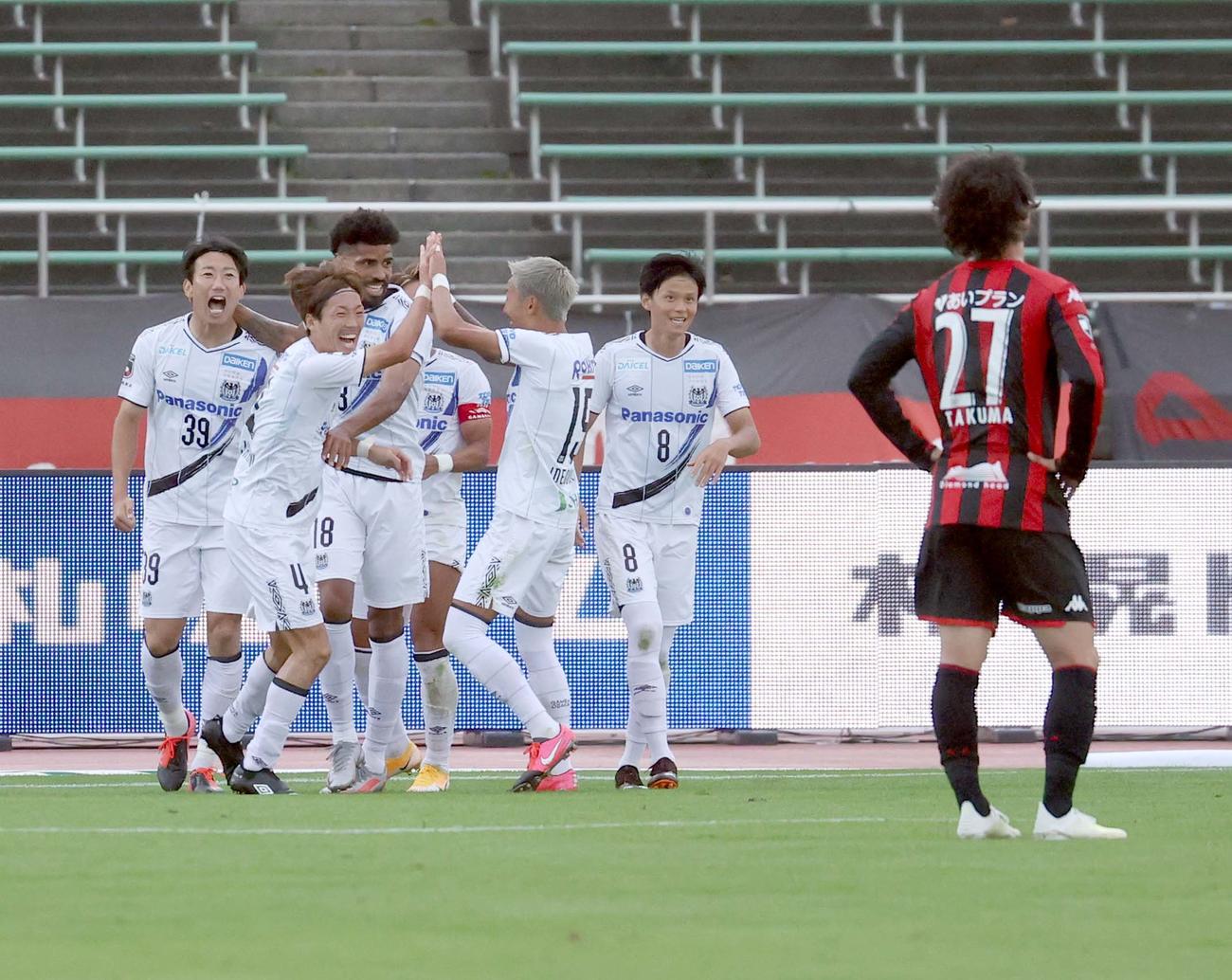 札幌対G大阪　後半33分、ゴールを決めチームメートと喜ぶG大阪渡辺（左）（撮影・佐藤翔太）