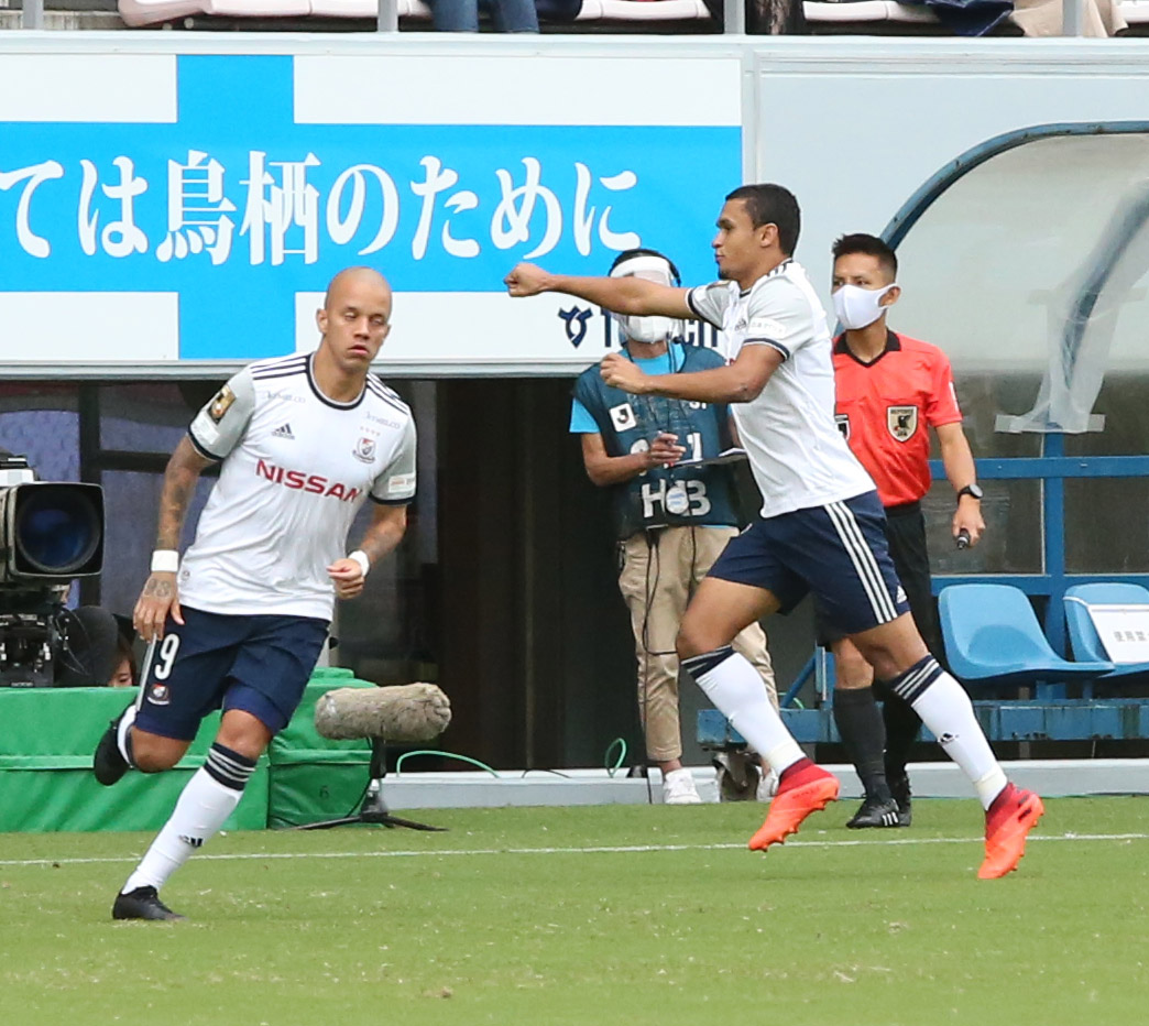 鳥栖対横浜　前半、先制点を決めてガッツポーズする横浜FWエリキ（右）（撮影・菊川光一）