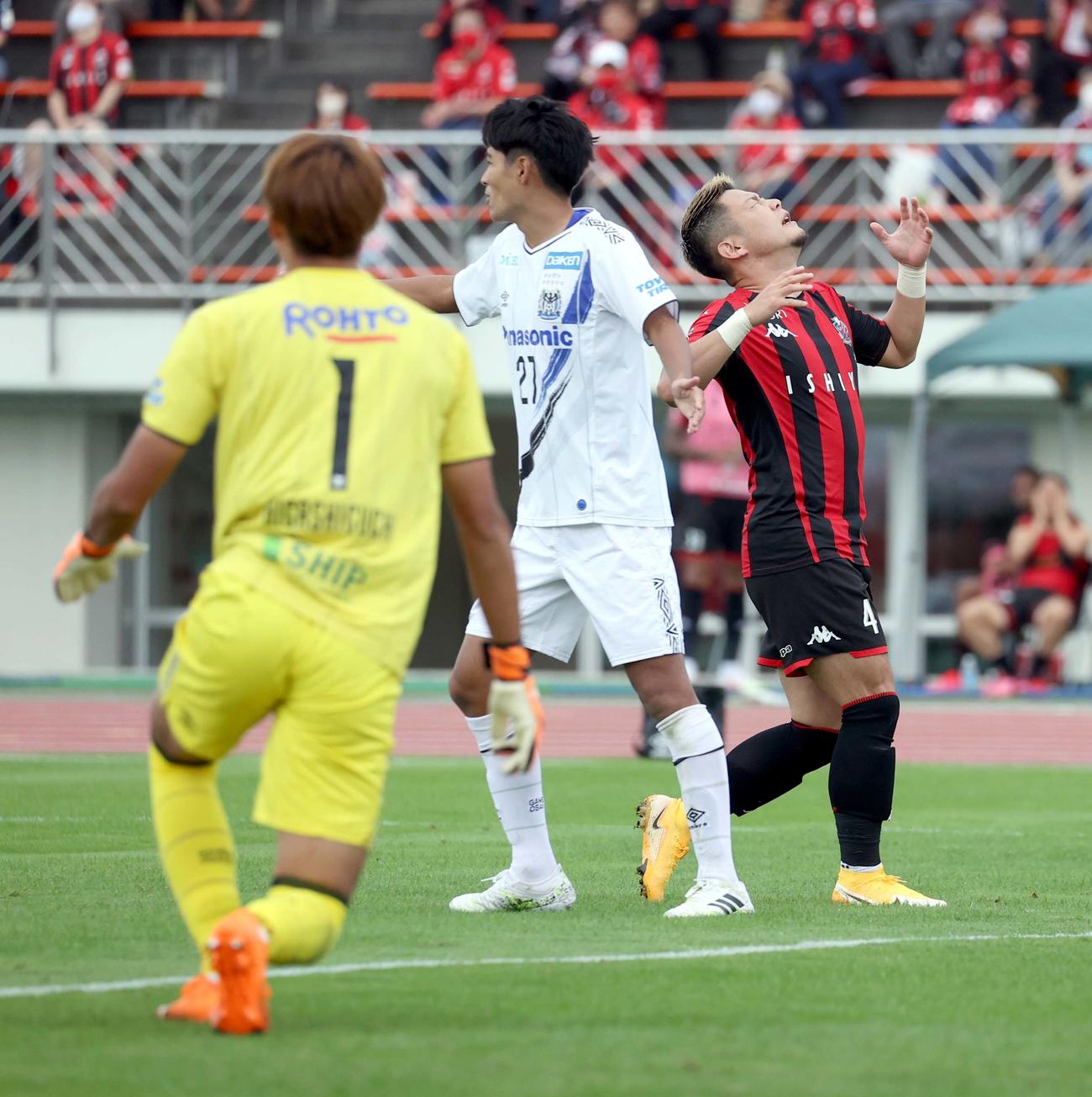 札幌対G大阪　シュートを外し天を仰ぐ札幌FW菅（右奥）（撮影・佐藤翔太）