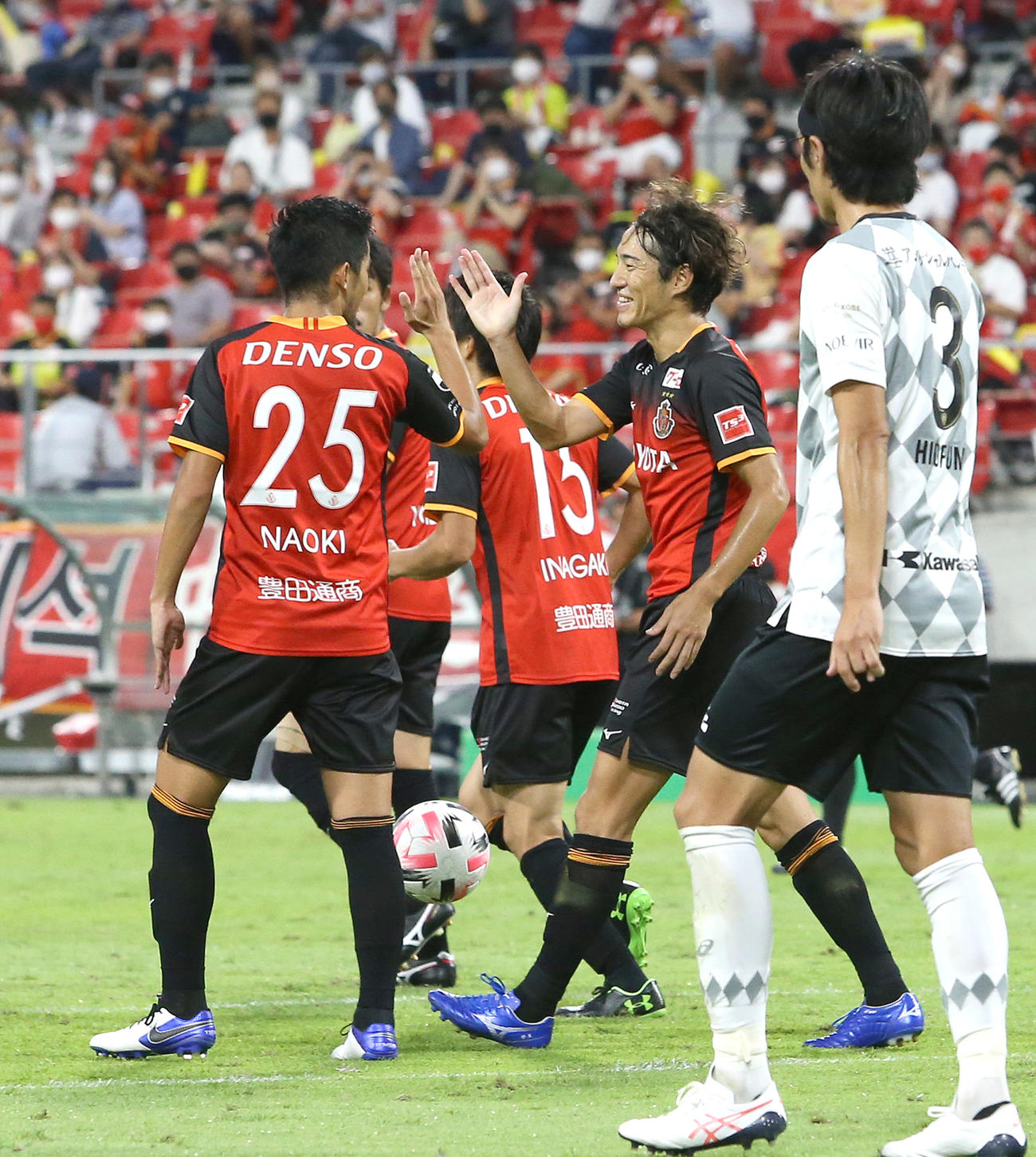 名古屋対神戸　後半、今日2回目のペナルティーキックを決めてハイタッチを交わして喜ぶ名古屋FW金崎夢生（右から2人目）（撮影・白石智彦）
