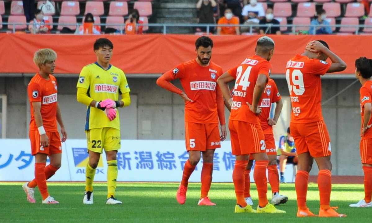今季初連敗を喫し頭を抱えるFW鄭大世（右）