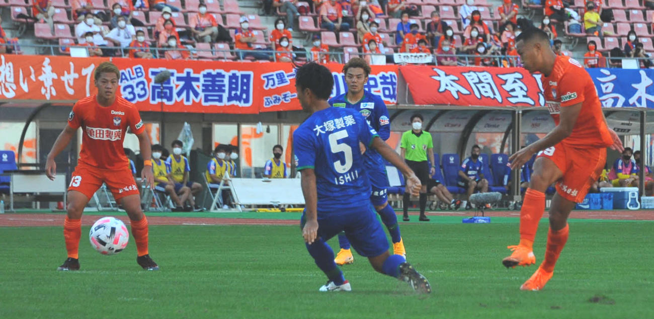 シュートを放つFW鄭大世（右）