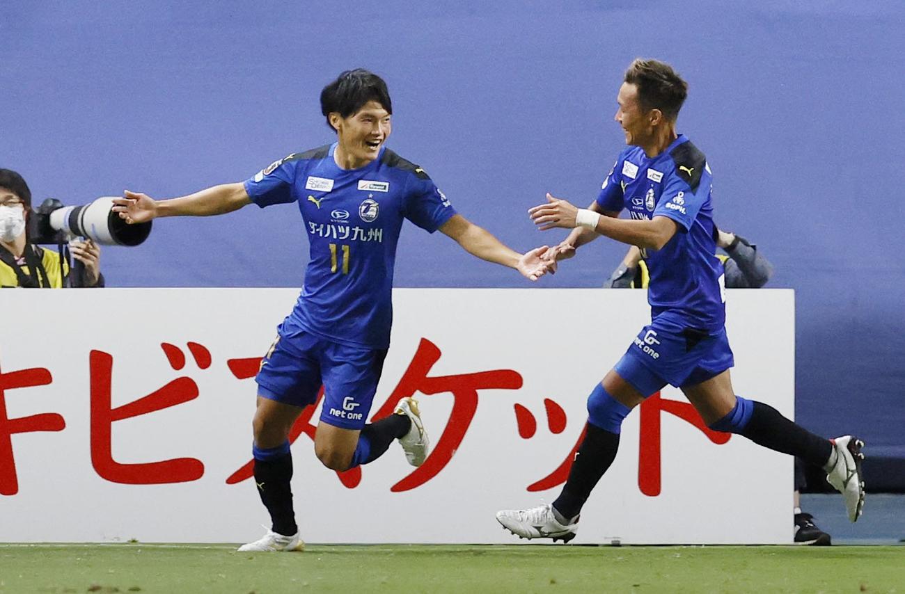 大分―横浜FC　前半、先制ゴールを決め駆けだす大分・田中達（左）。右は三竿（共同）
