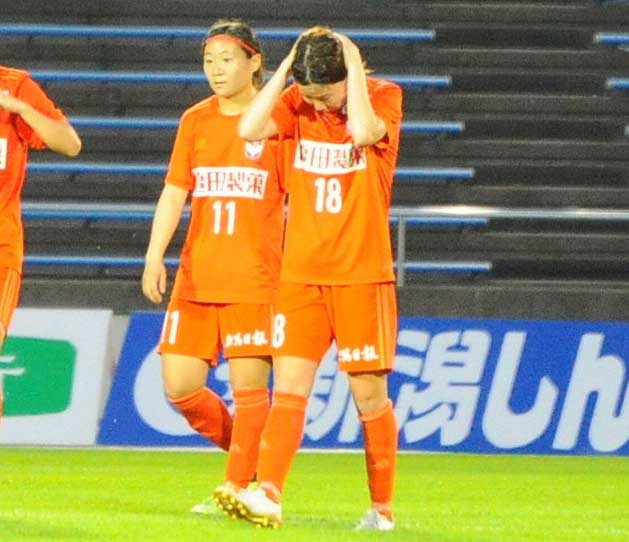 勝利を逃し、頭を抱えるMF松原