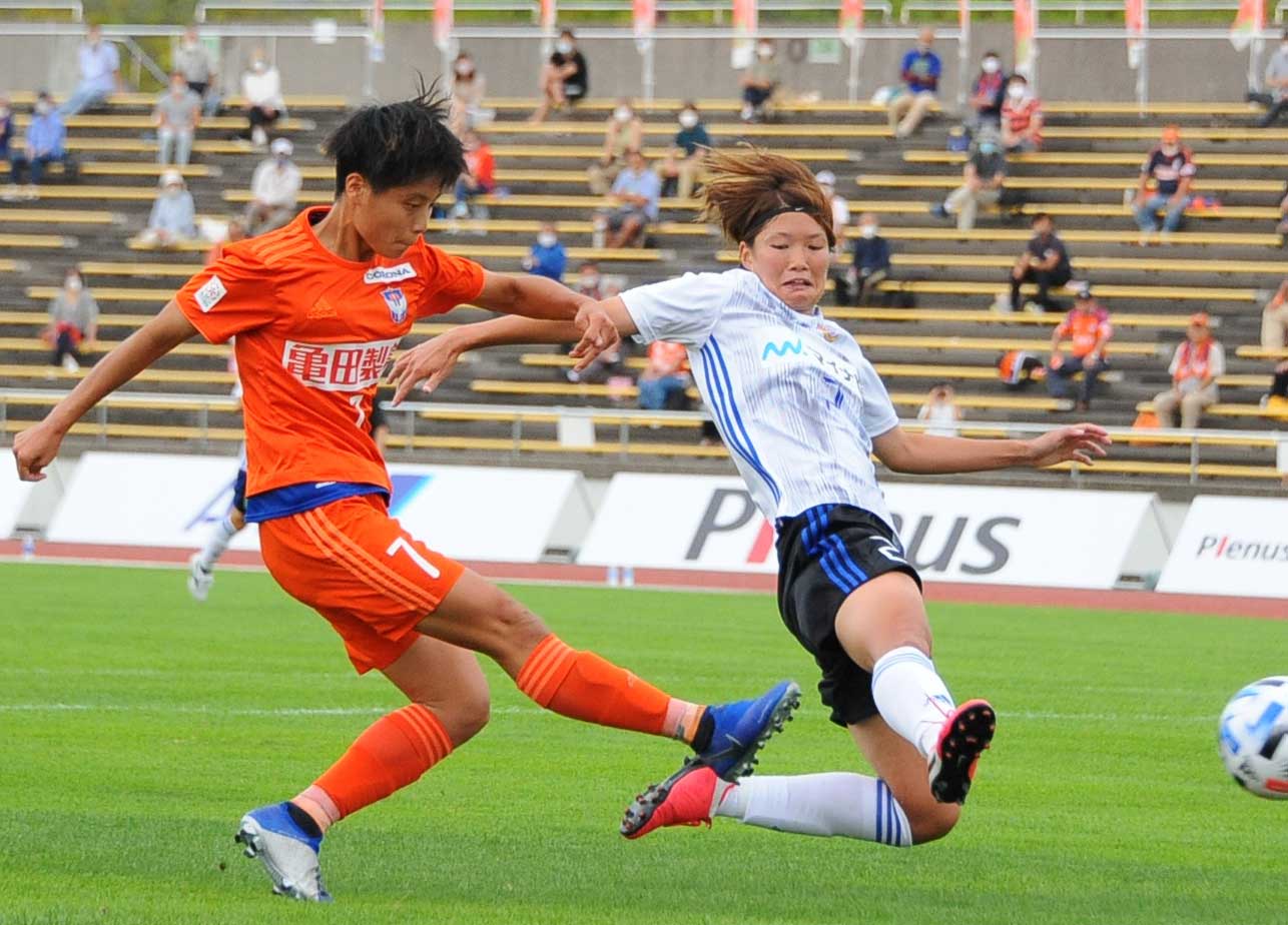 前半、園田瑞貴がシュートを放つ