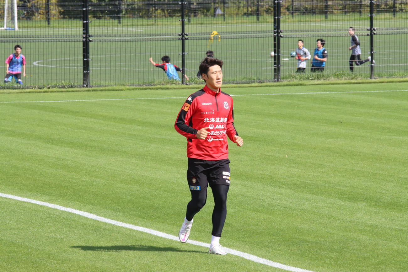 全体練習後、1人でランニングする札幌DFキム（撮影・保坂果那）