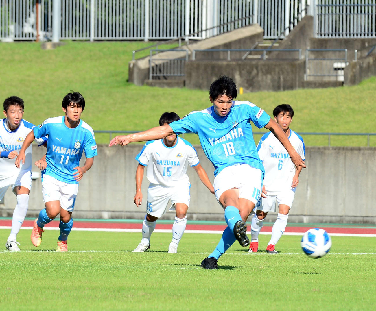 後半、PKを決める磐田U－18のFW馬場。後方左から2人目がFW池端