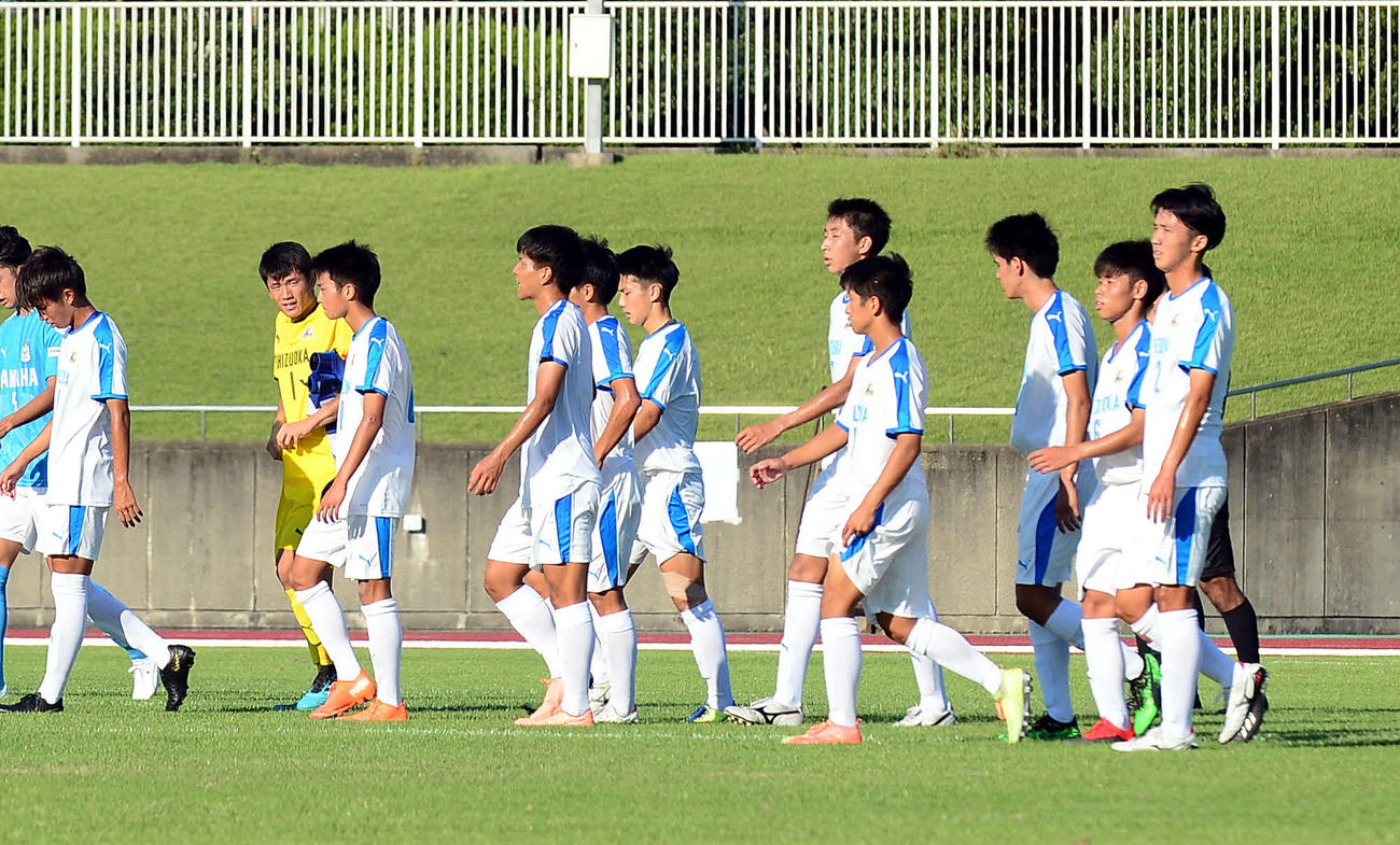 肩を落とす静岡ユースの選手たち