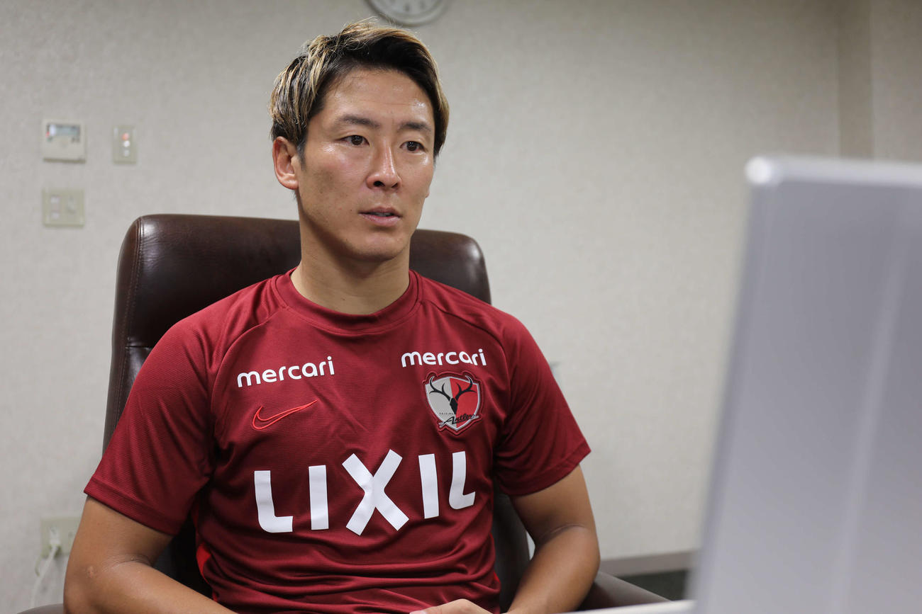 湘南との古巣戦を翌日に控えて取材に応じた鹿島MF永木亮太　コピーライトKASHIMA　ANTLERS