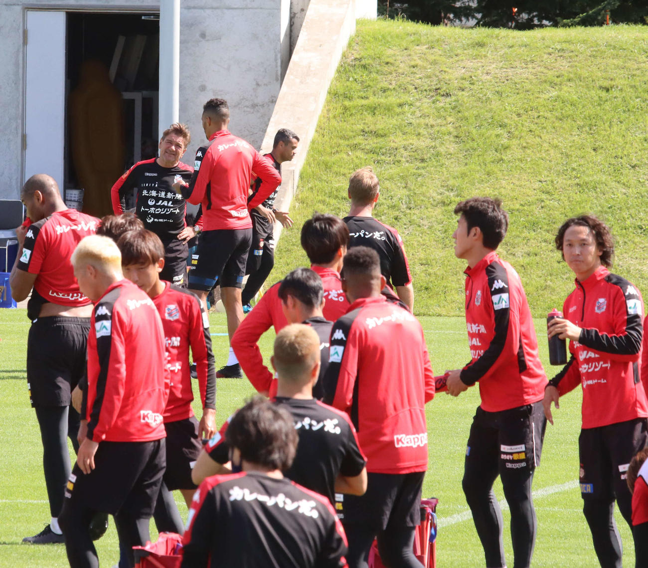 柏戦前日練習中、FWジェイと話をする札幌ペトロビッチ監督（左奥）（撮影・保坂果那）