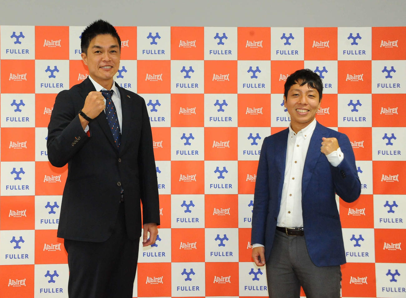 オフィシャルクラブパートナー契約締結記者会見で笑顔のJ2新潟・是永大輔社長（左）とフラーの渋谷修太社長兼CEO