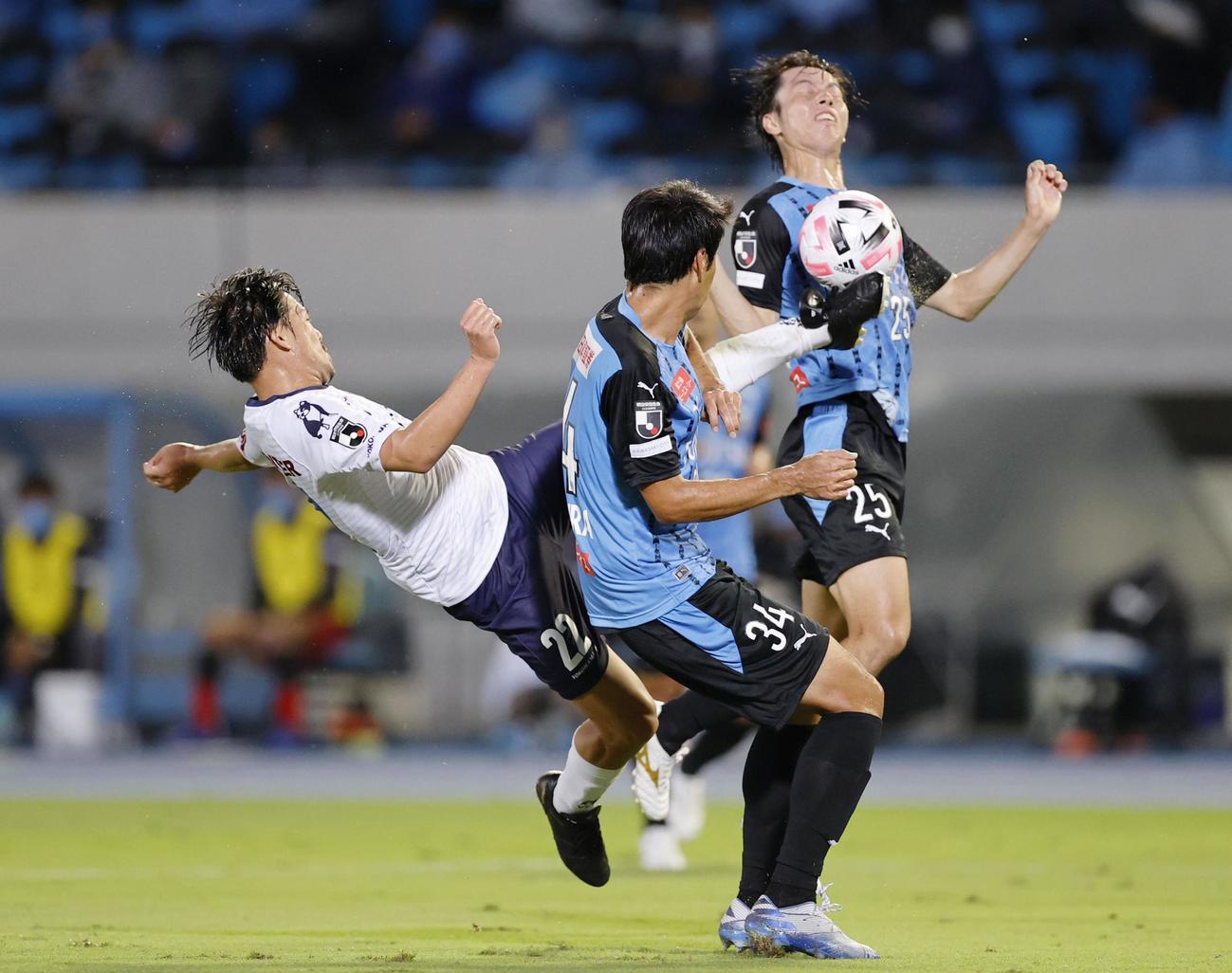 川崎―横浜FC　前半、ゴールを狙う横浜FC・松井（左）（共同）