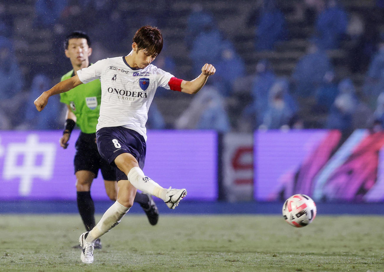 川崎―横浜FC　後半、ゴールを決める横浜FC・佐藤（共同）