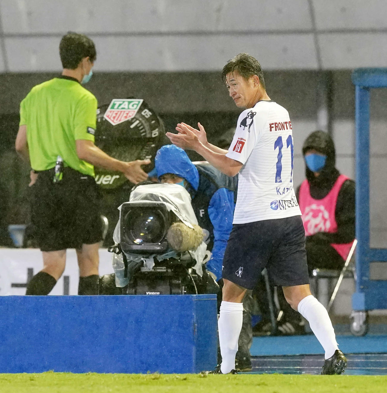 川崎F対横浜FC　後半、交代し拍手する横浜FC・FWカズ（撮影・江口和貴）