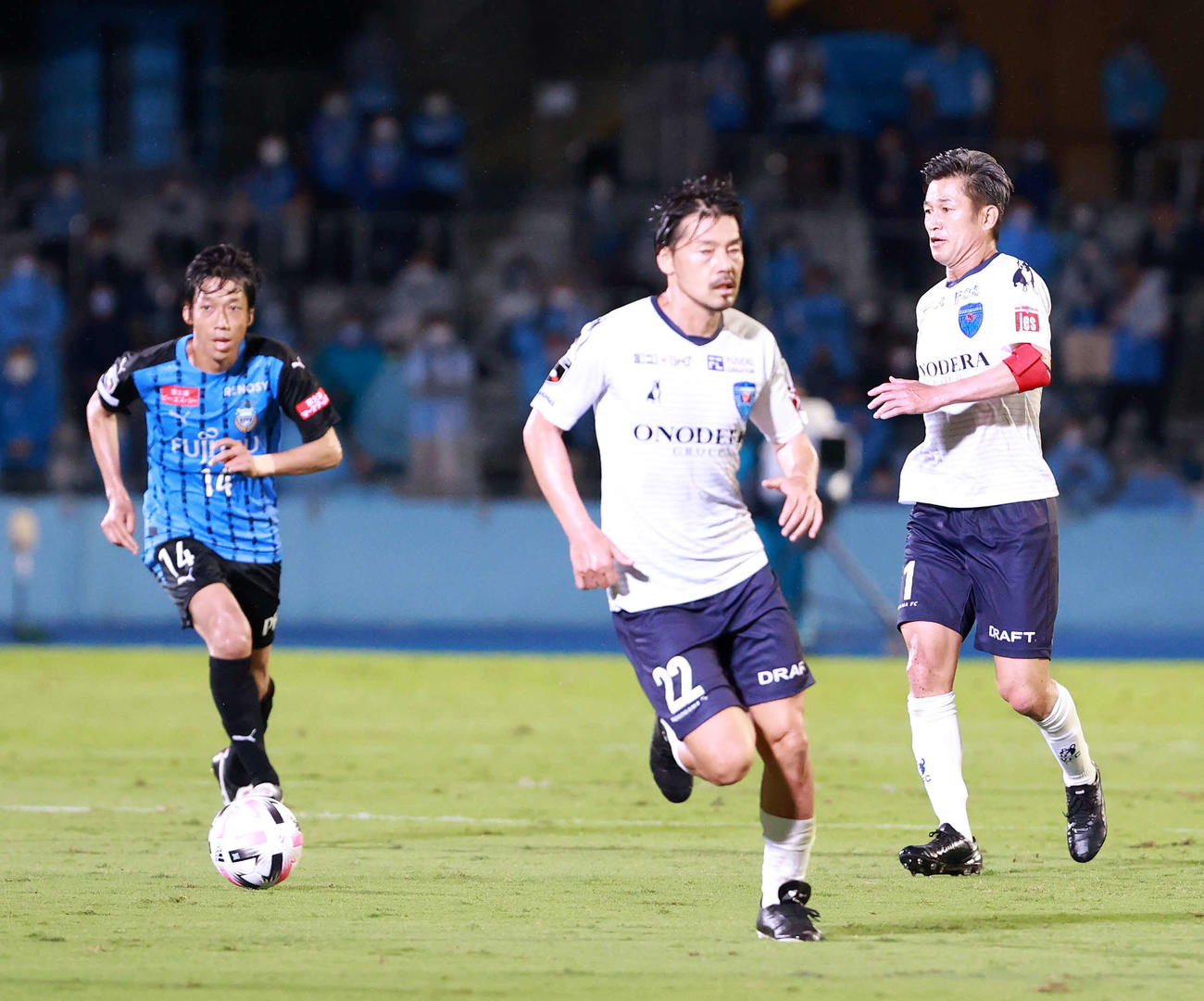 川崎F対横浜FC　前半、パスを出す横浜FC・FWカズ（右）。中央は同MF松井、左は川崎F・MF中村（撮影・江口和貴）