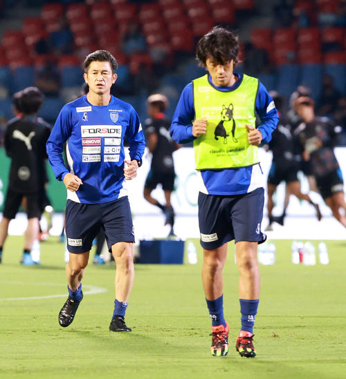 川崎F対横浜FCのウォームアップを行い、横浜FC・FWカズ（左）。  右はMF中村（撮影・江口和貴）